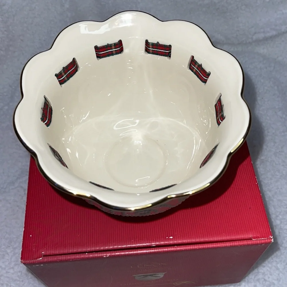 Lenox Collectible Porcelain Scalloped Bowl | 24K Gold Trimmed